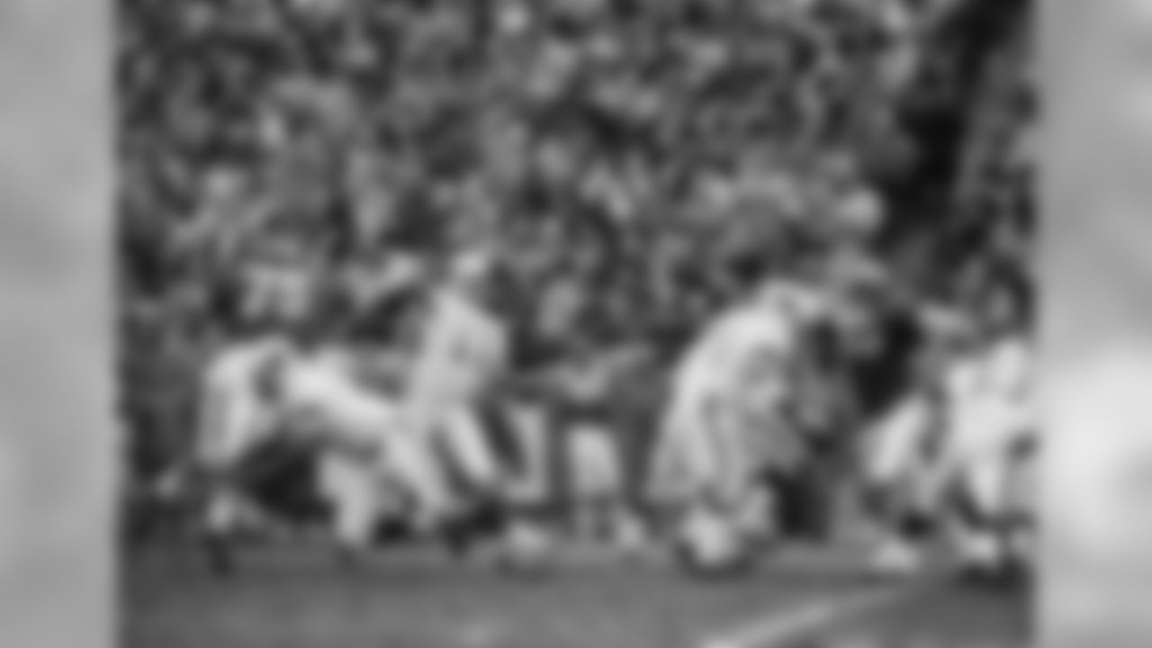 1970: QB Jim Hart throws a pass