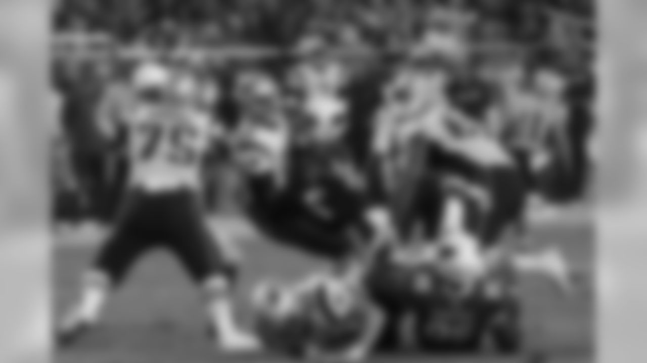 LB Chandler Jones sacks QB Jimmy Garoppolo