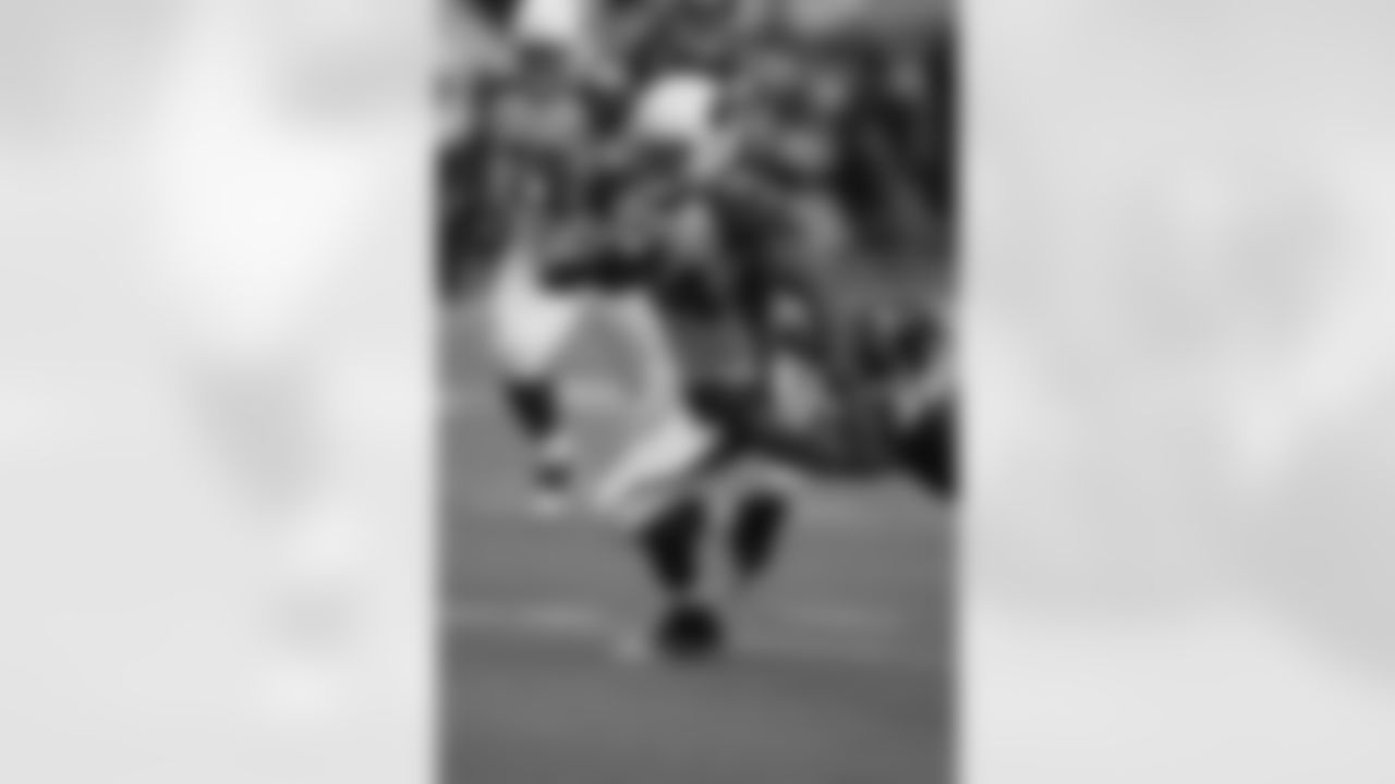 Tim Hightower breaks a tackle
