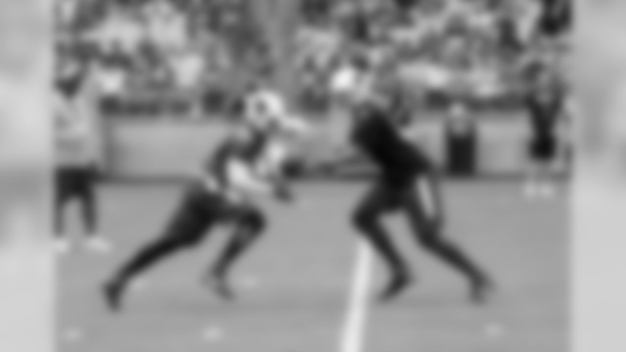 QB Logan Thomas hands the ball off to RB David Johnson