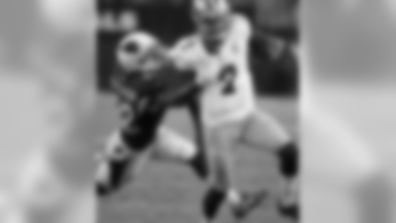 S Tony Jefferson attempts to bring down 49ers QB Colin Kaepernick