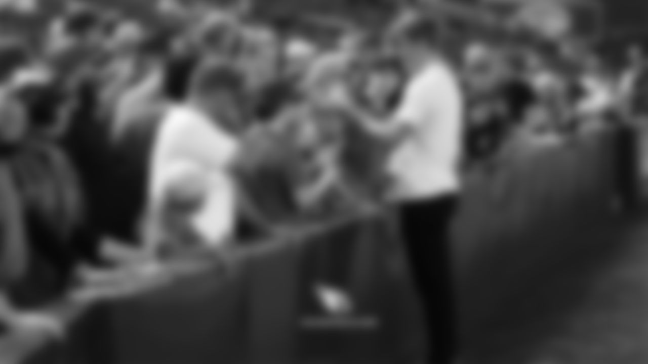 QB Josh Rosen signs autographs