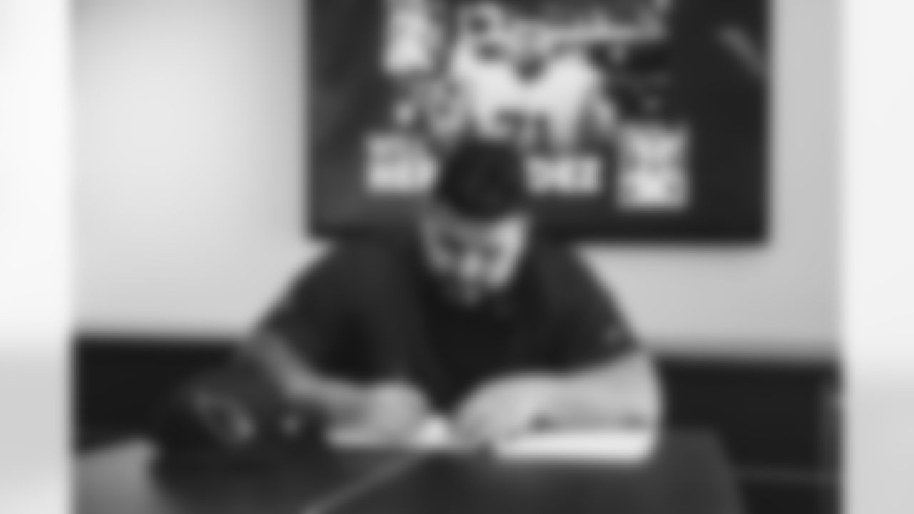 OL Will Hernandez signs his new contract.