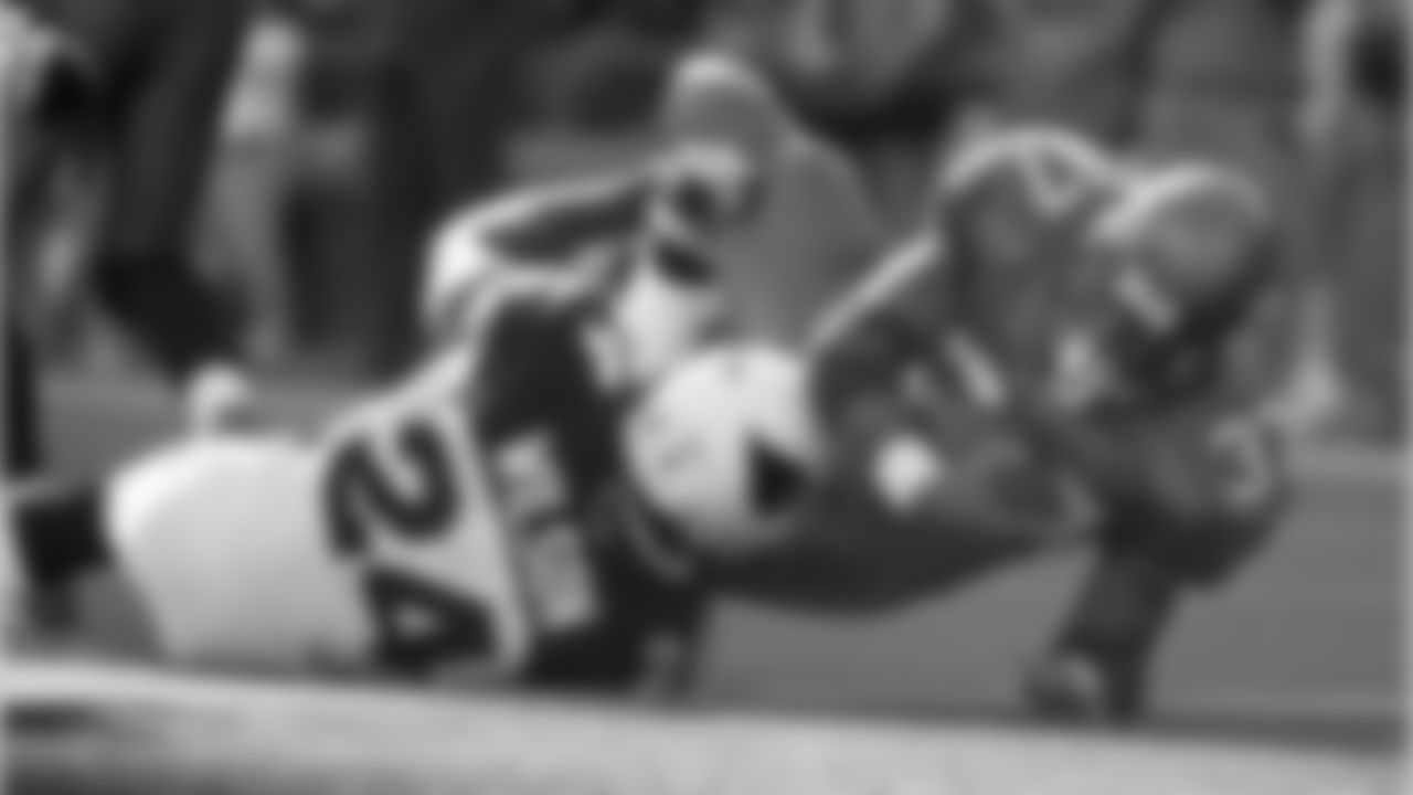 2005: S Adrian Wilson tackles Seahawks RB Shaun Alexander