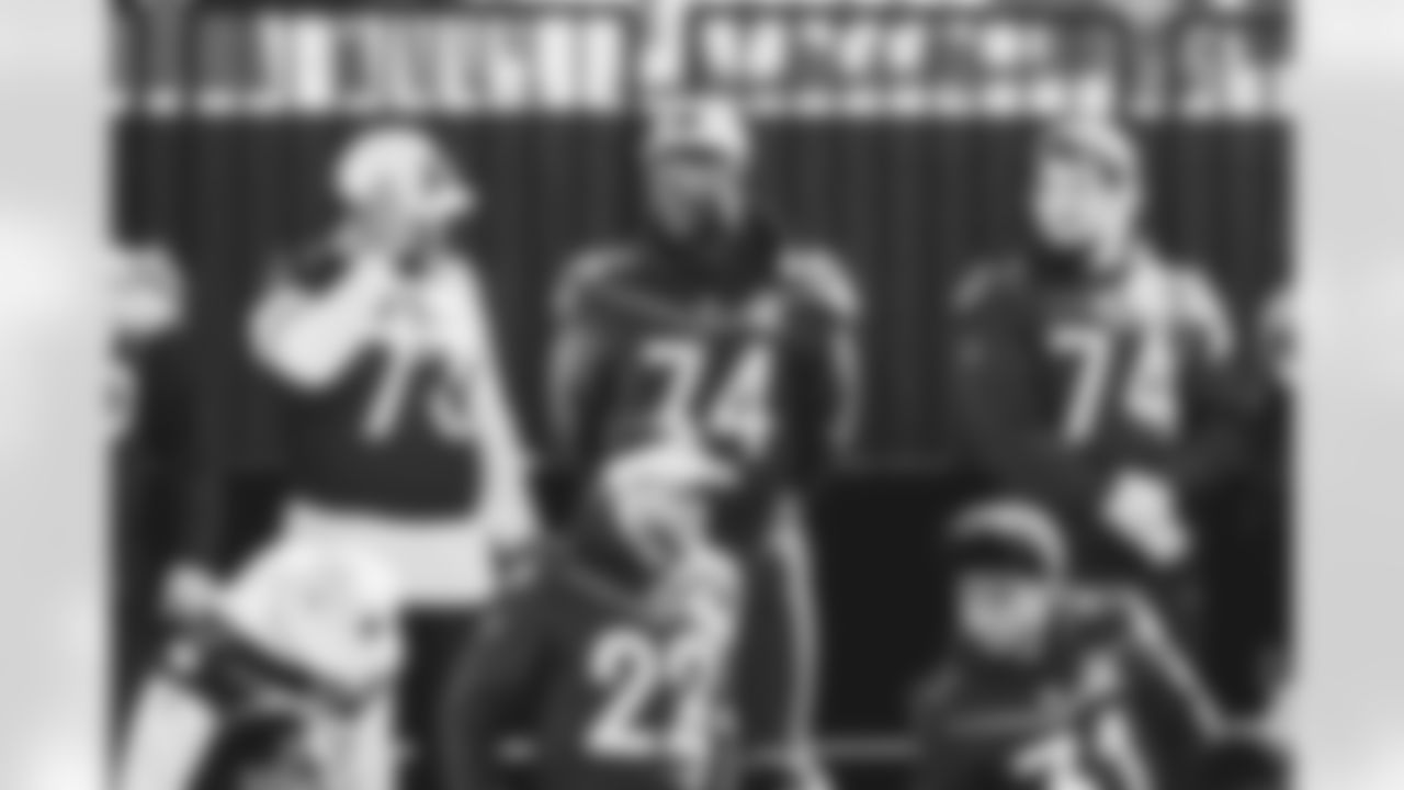 T D.J. Humphries (center)