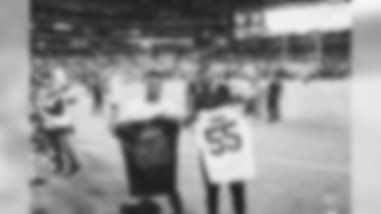 OLB Chandler Jones swaps jerseys with 49ers DE Dee Ford