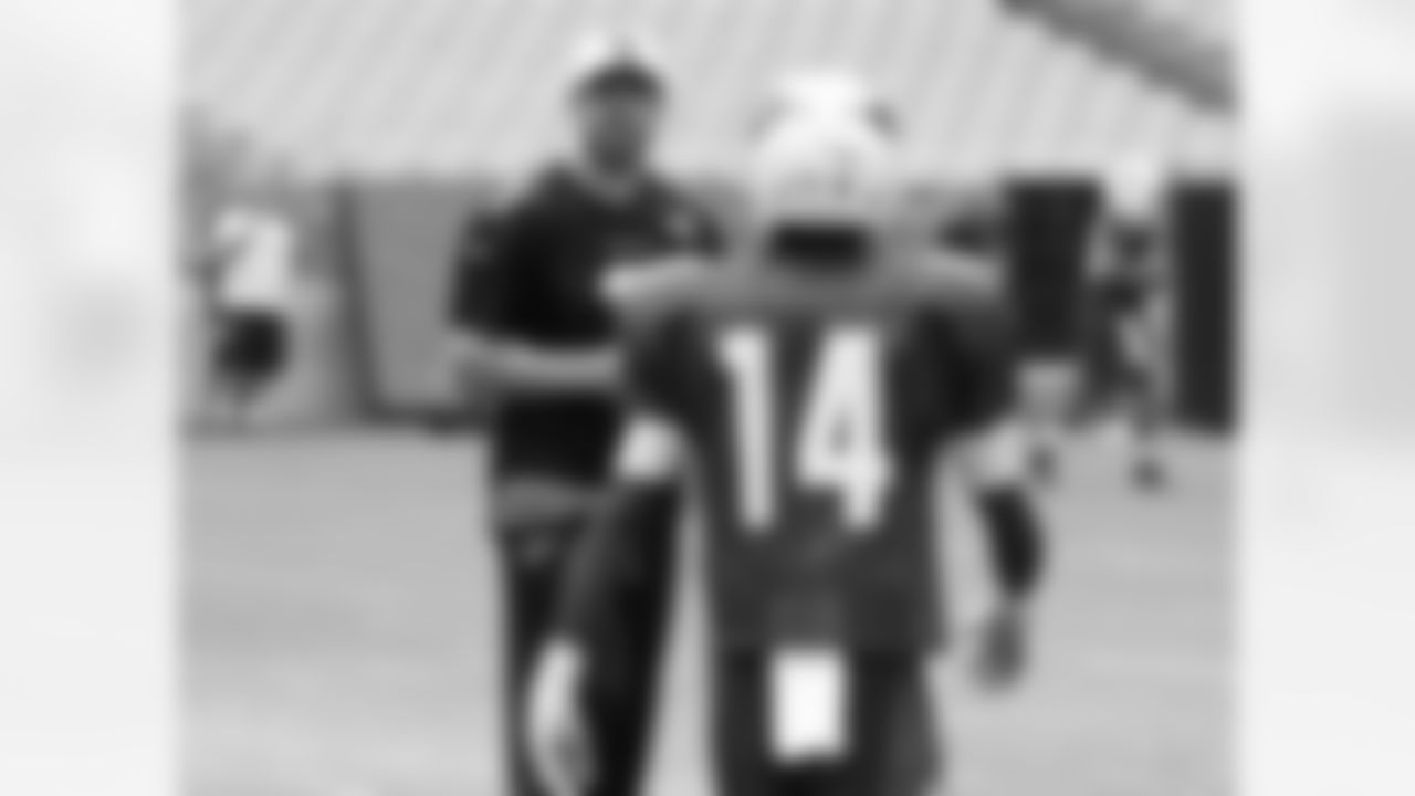 QB Carson Palmer gives some advice to WR J.J. Nelson