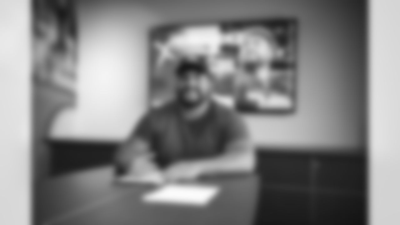 Arizona Cardinals offensive lineman Will Hernandez (76) signs a contract with the Arizona Cardinals at the Dignity Health Training Facility on Wednesday, March 15, 2023.