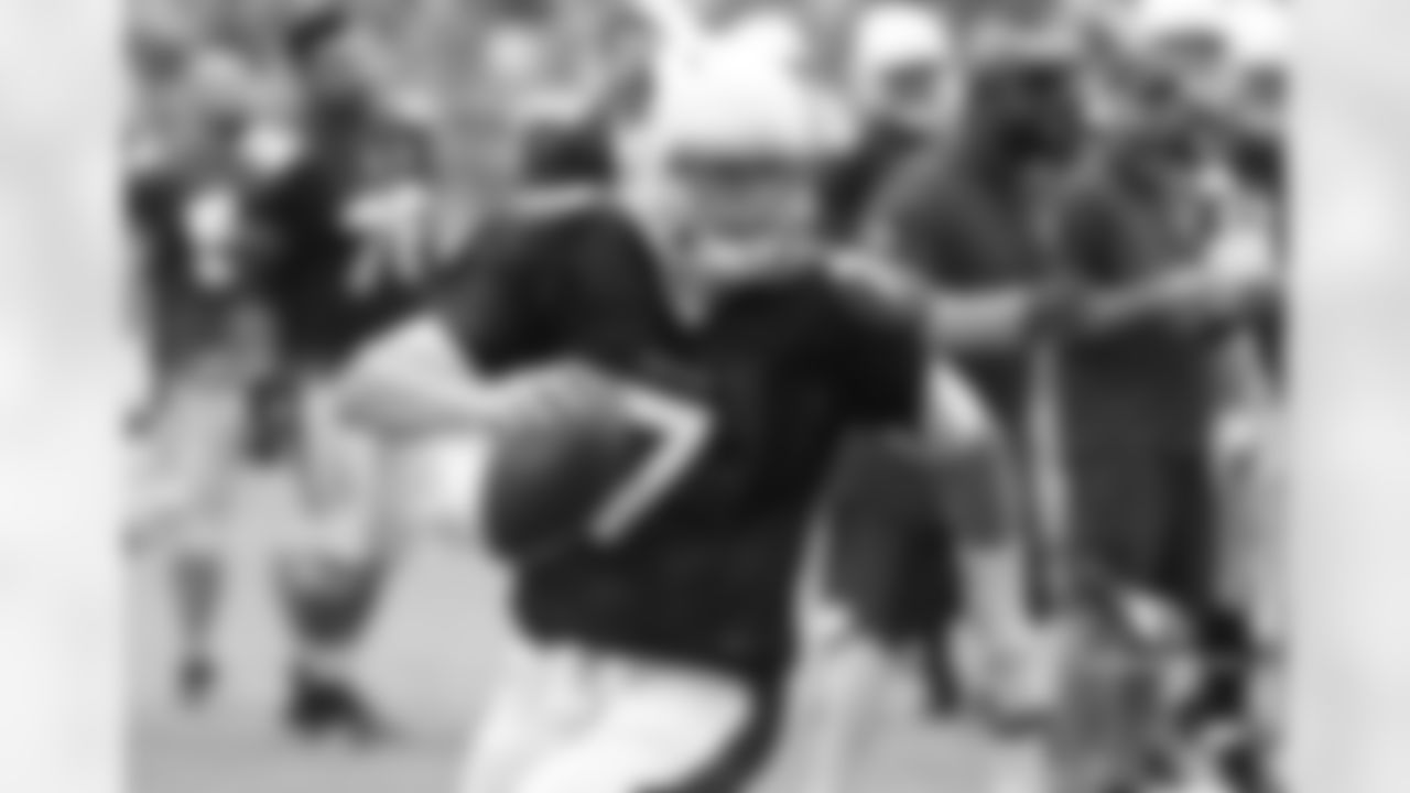 QB Blaine Gabbert scrambles