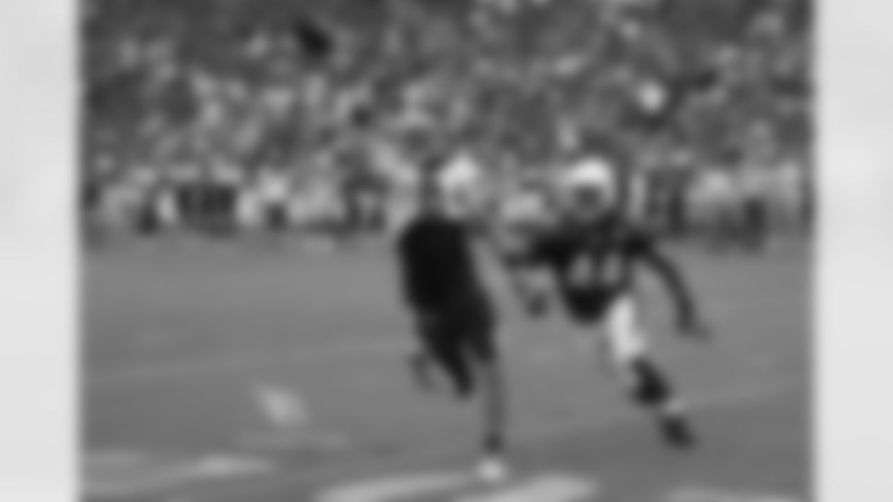 LB Markus Golden defends Chargers TE Sean McGrath in a coverage drill