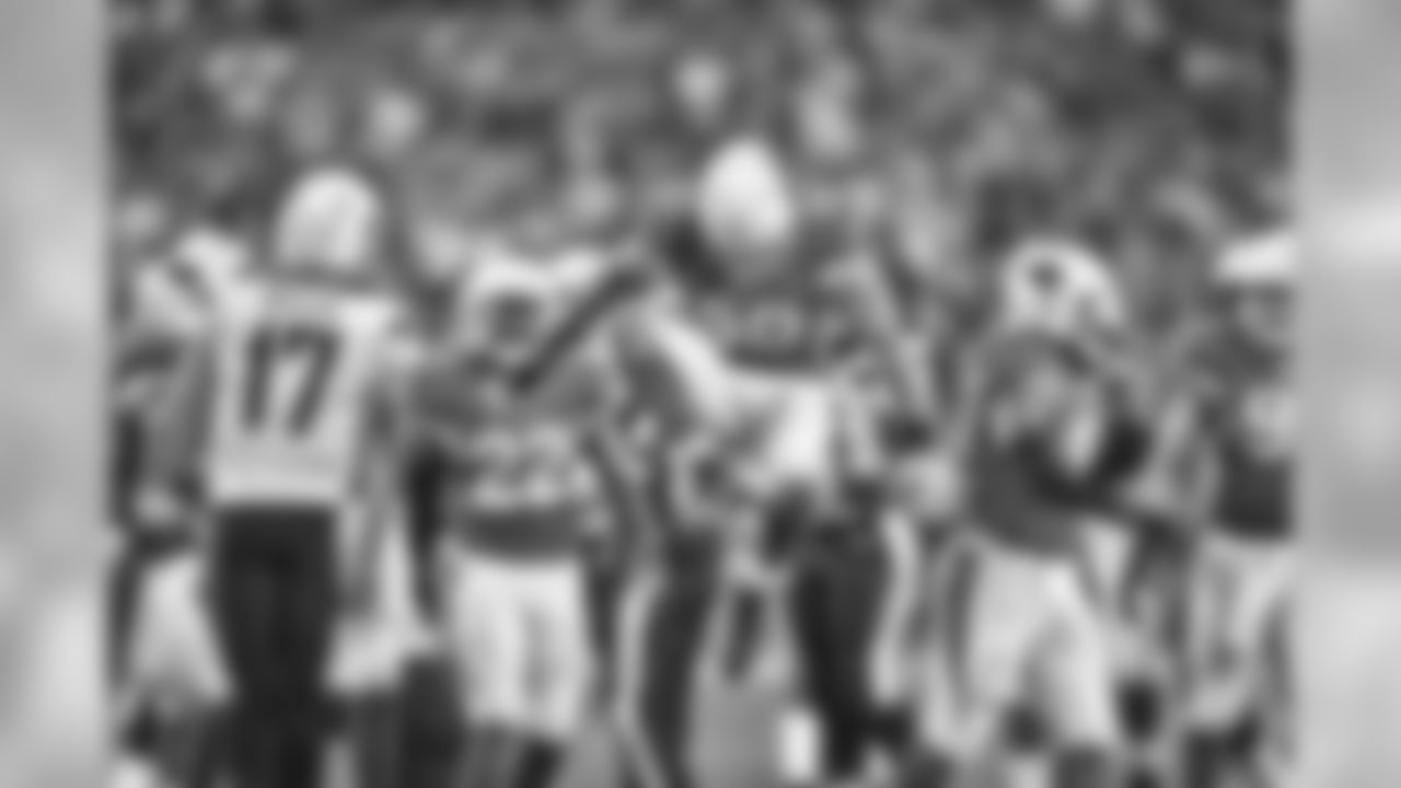 LB Larry Foote celebrating against the Chargers