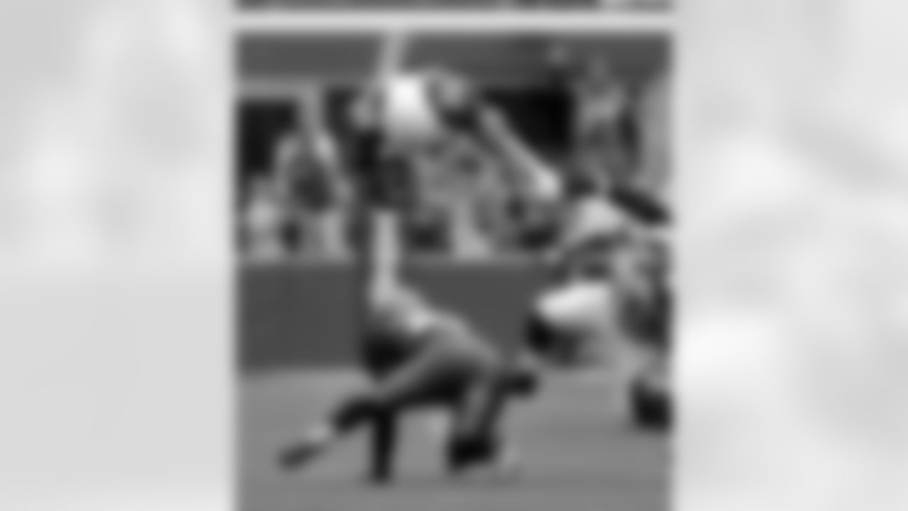 2006: FB Obafemi Ayanbadejo jumps over Kelly Herndon