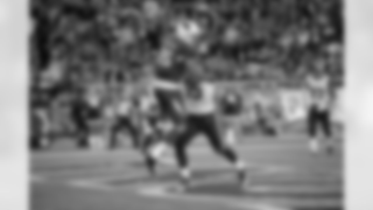 WR Michael Floyd is defended by Rams LB James Laurinaitis