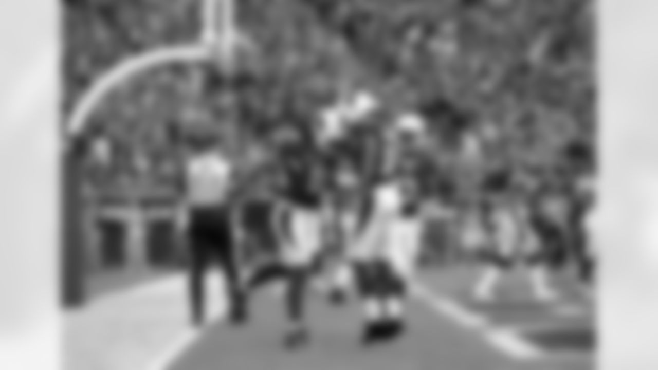 Larry Fitzgerald celebrates after catching a 10-yard touchdown pass from Carson Palmer in the second quarter.