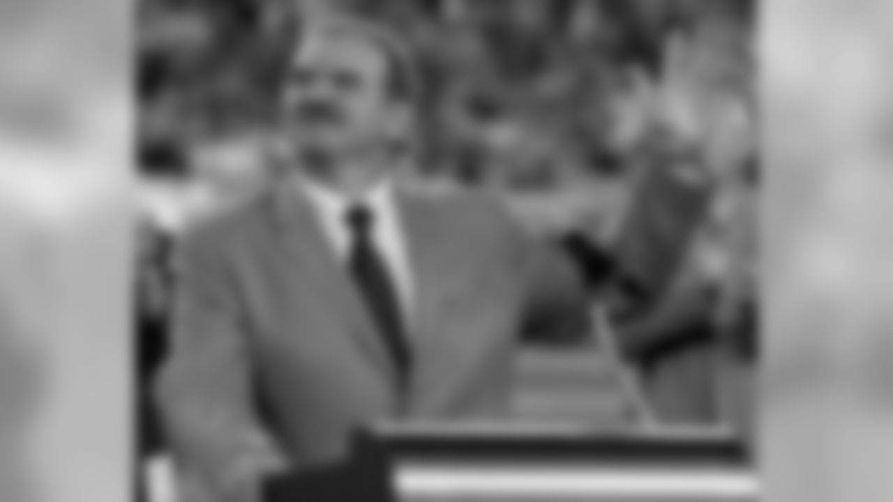 OT Dan Dierdorf is elected into the Cardinals' Ring of Honor at halftime of the 2006 game against the Bears