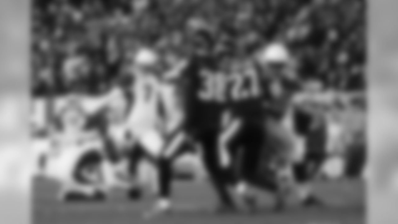 K Chandler Catanzaro hits an extra point