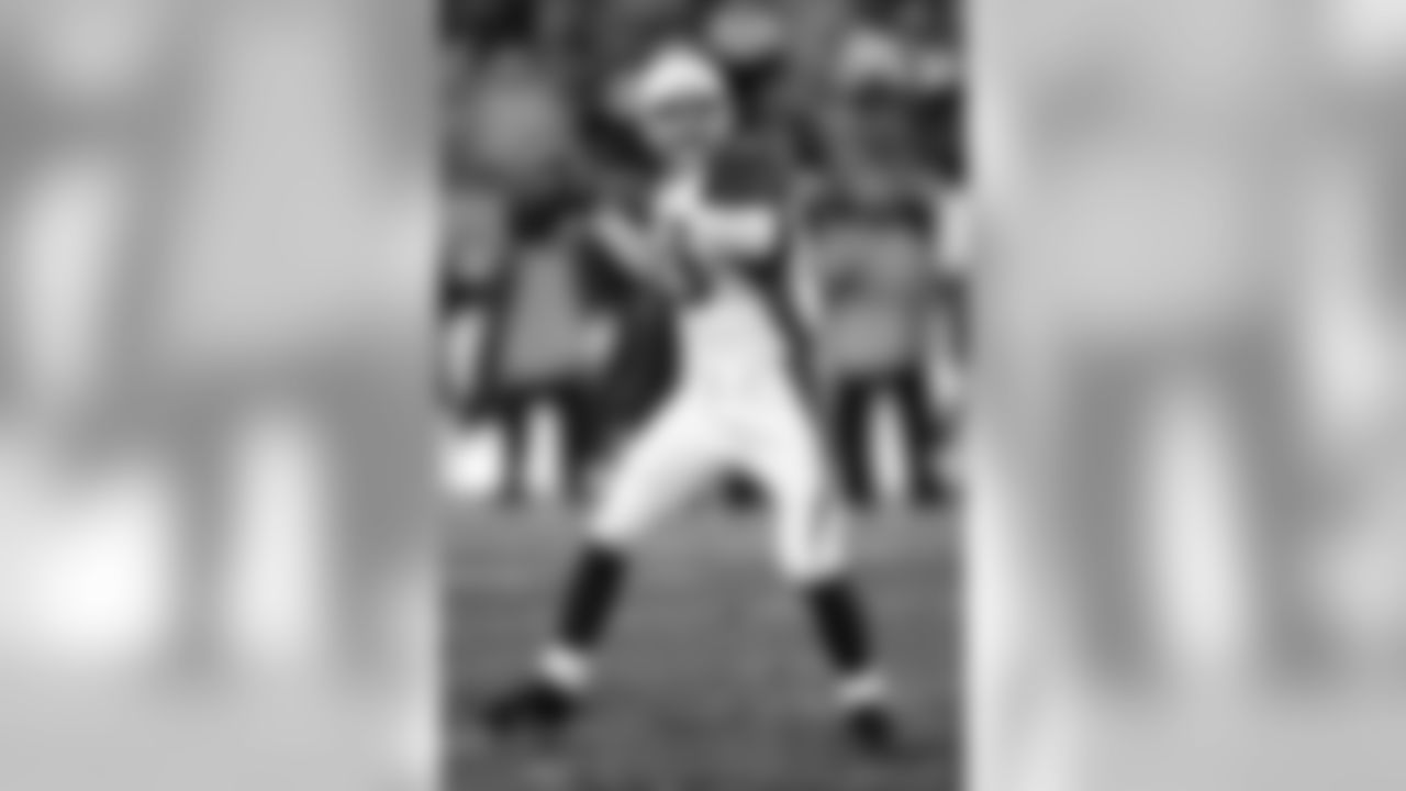 QB Kurt Warner throws a pass.