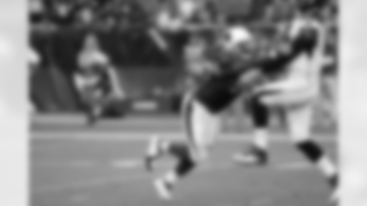 DE Frostee Rucker gives Falcons QB Matt Ryan a push