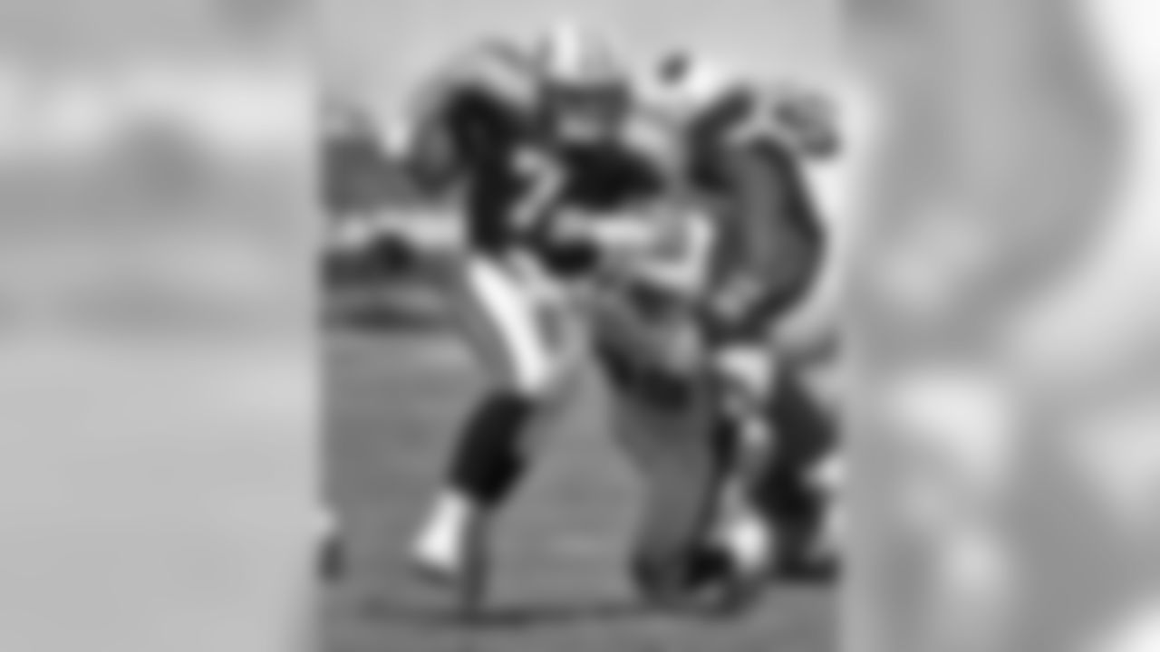 2005: DE Bertrand Berry reaches for Titans QB Billy Volek