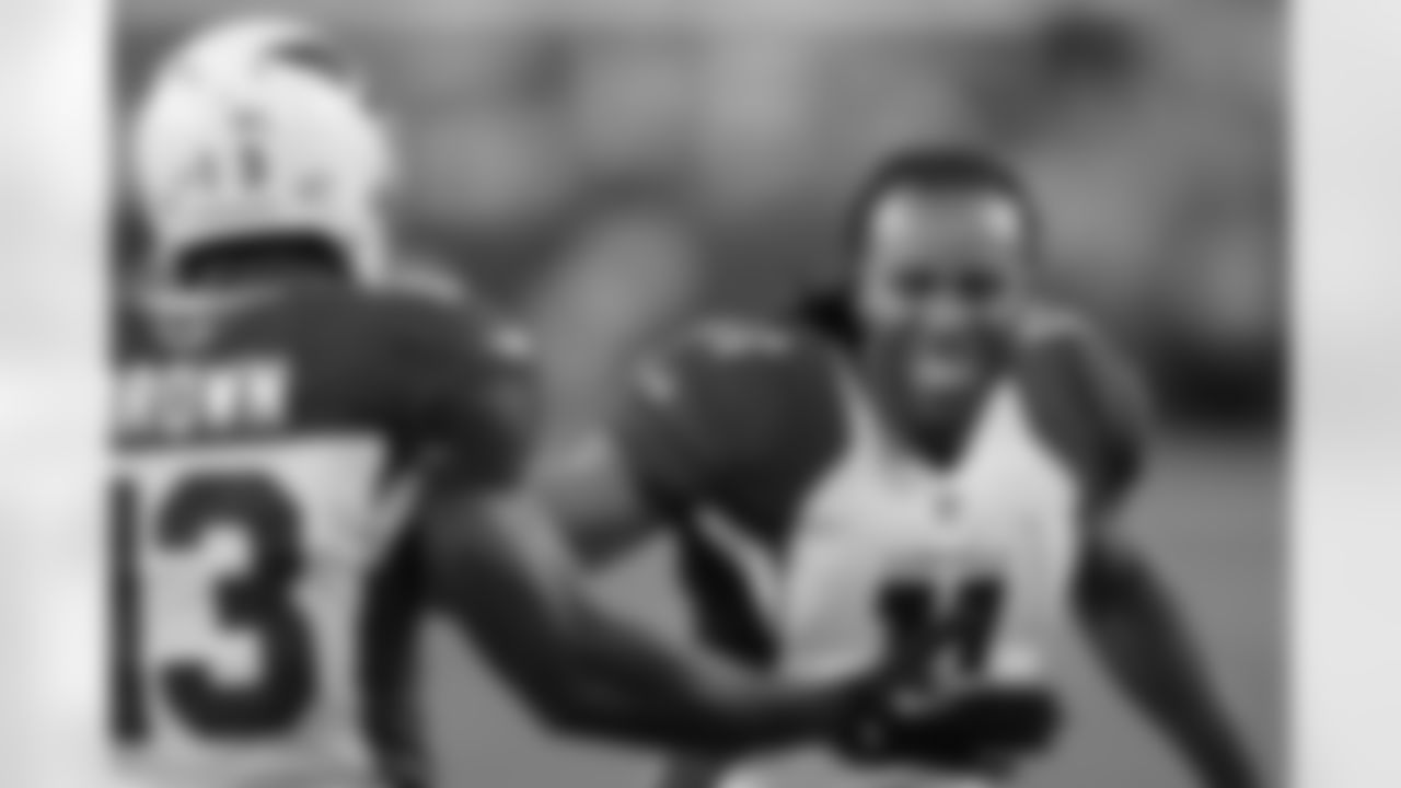 Larry Fitzgerald congratulates Jaron Brown after his TD