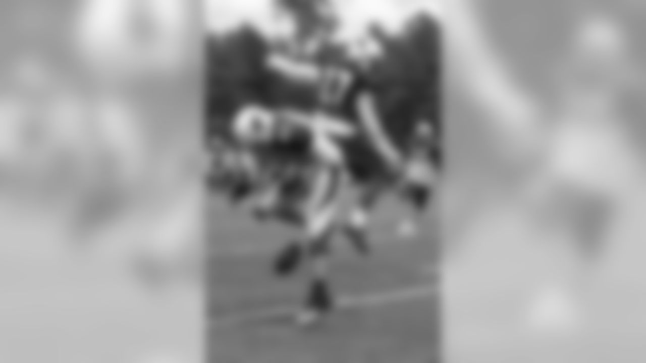 CB Michael Adams breaks up a pass to TE Jim Dray
