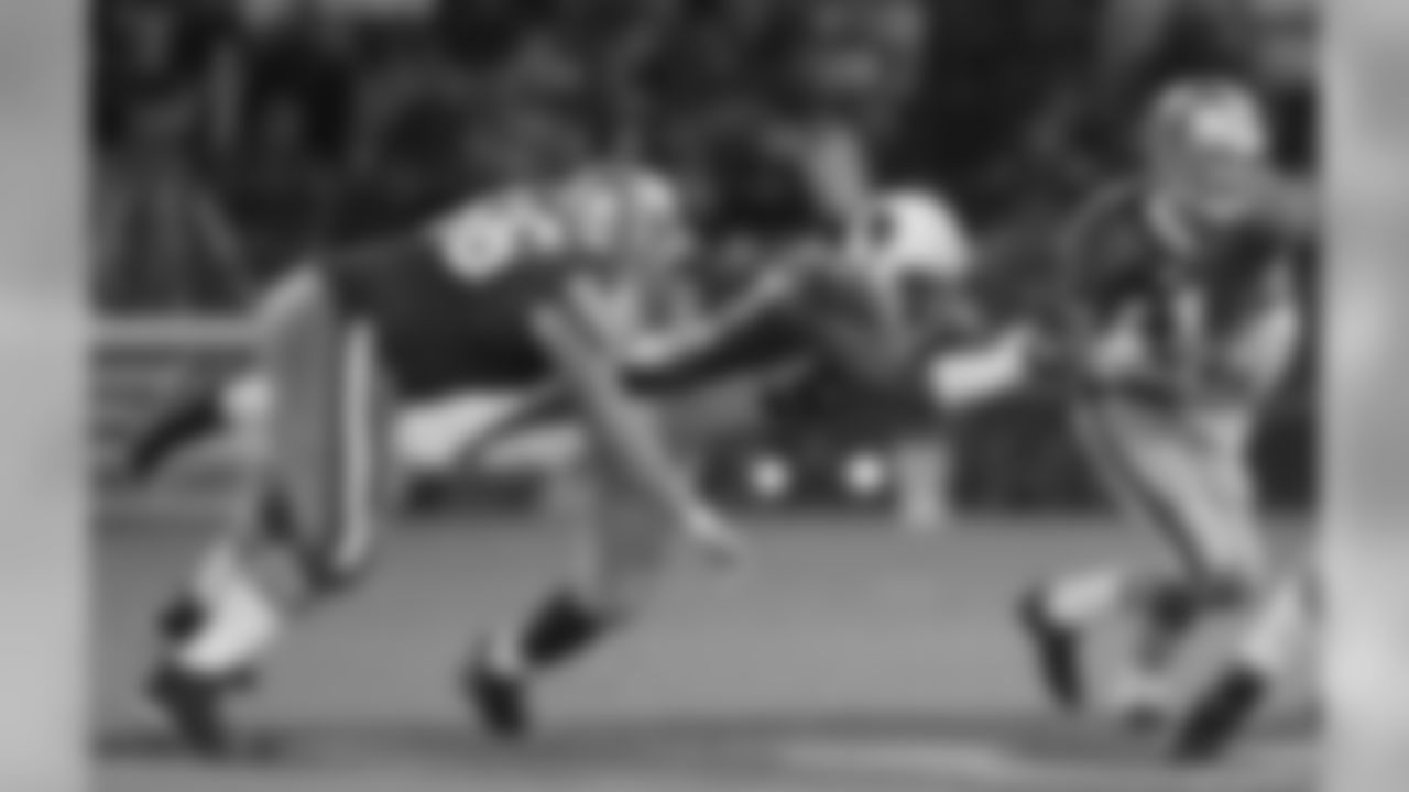 Dansby makes a sack in 2007's Monday night game in SF