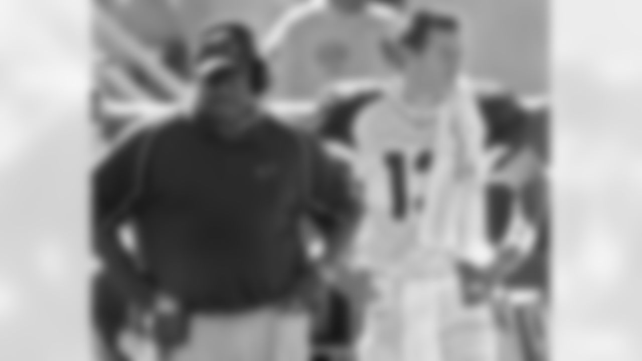 2005: Coach Denny Green and backup QB Kurt Warner on the sidelines.