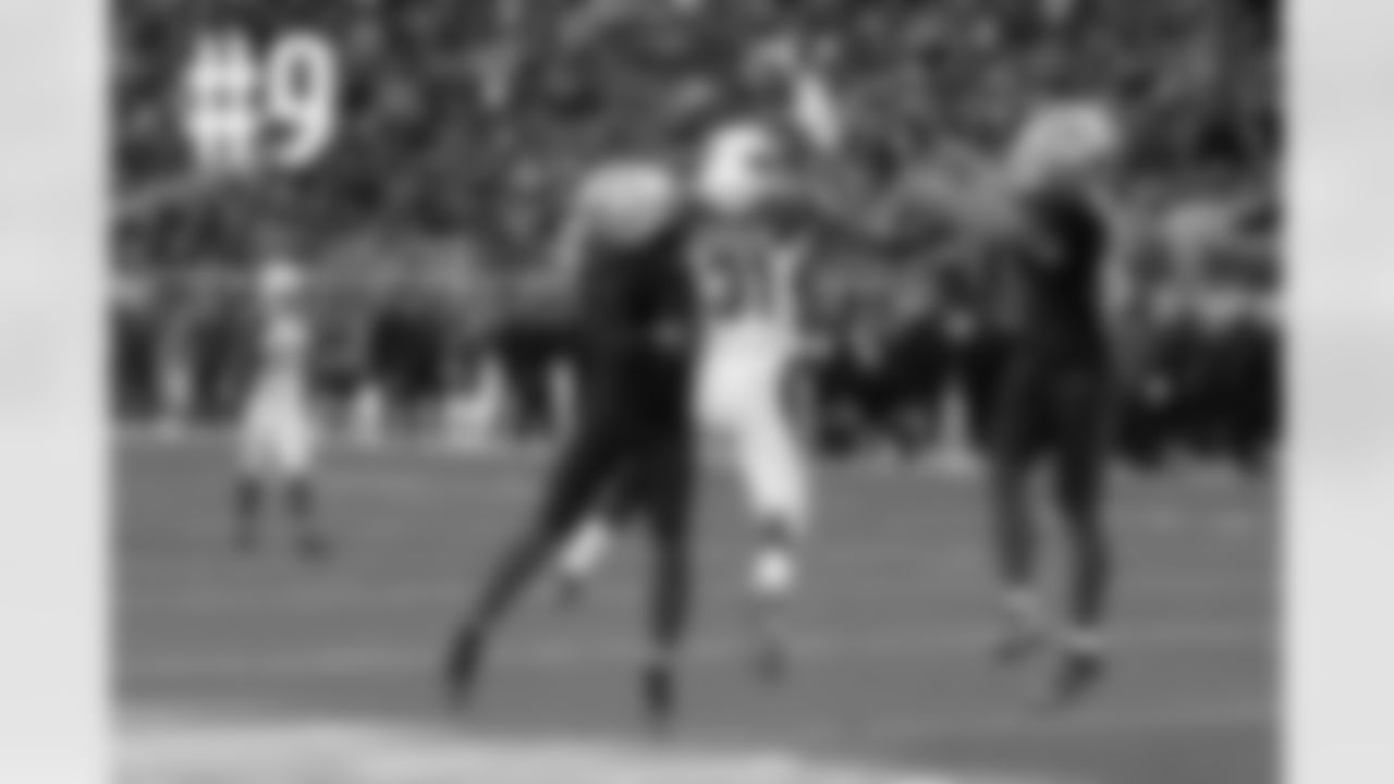 49ers S Eric Reid breaks up a pass intended for RB David Johnson