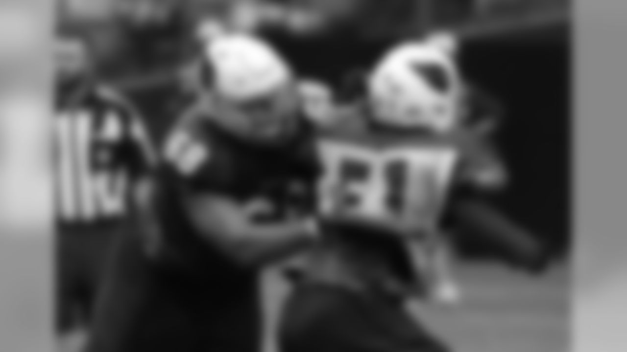 T Jared Veldheer holds off LB Kevin Minter