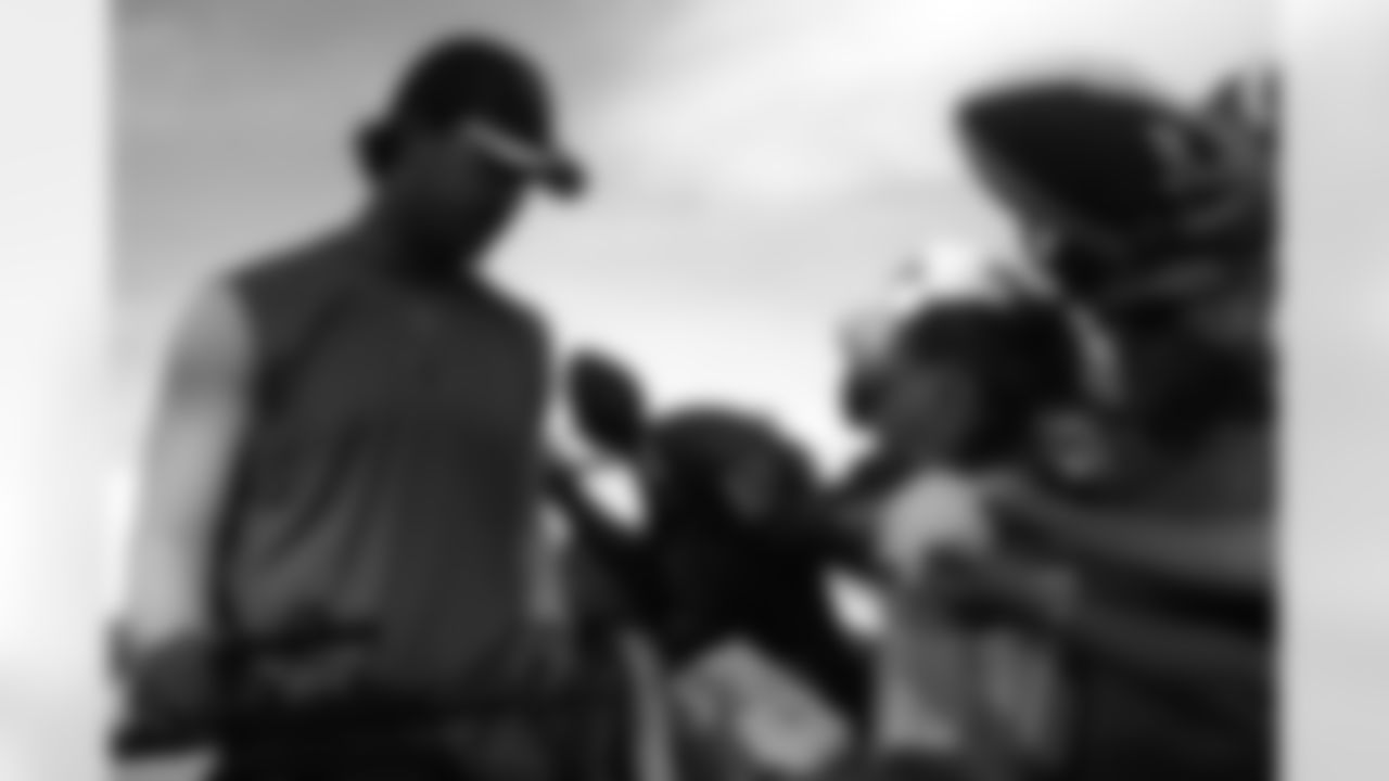QB Kevin Kolb signs autographs