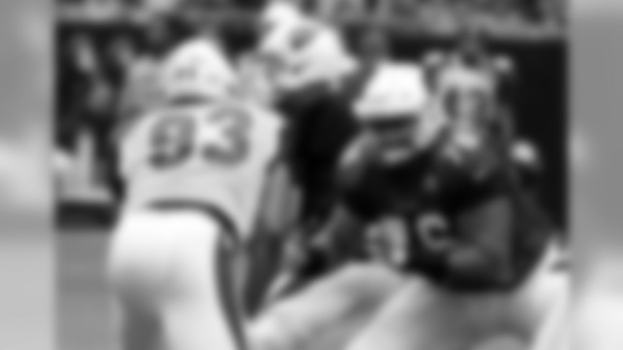 G Mike Iupati blocks DE Calais Campbell