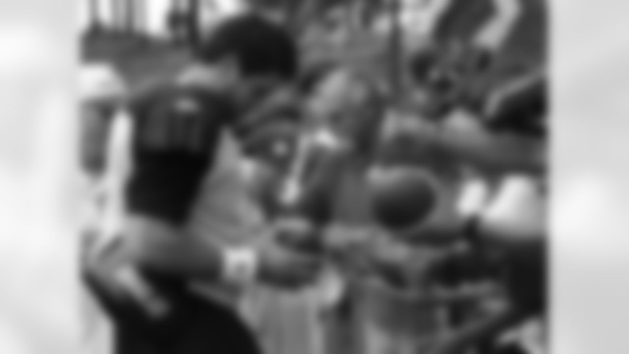 Leinart signs autographs following practice
