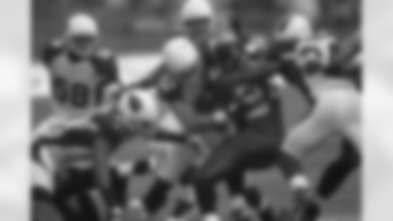 Stewart Bradley tackles Marshawn Lynch