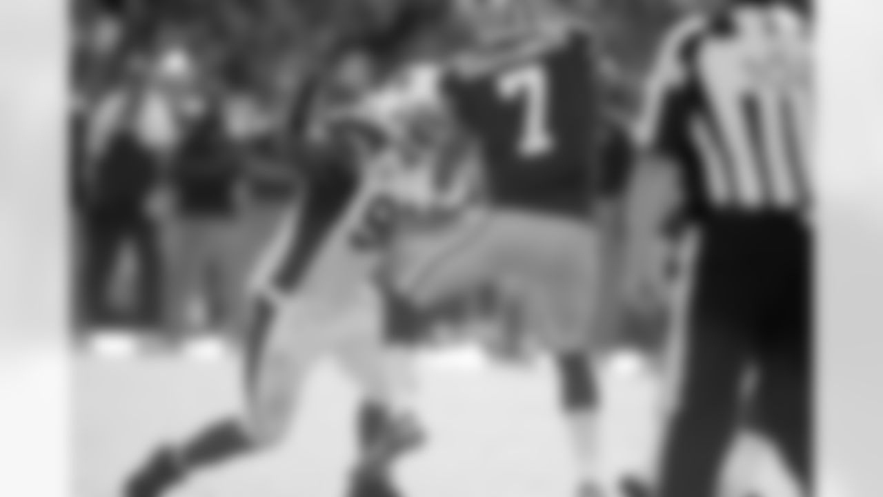 DT Darnell Dockett tracks 49ers QB Colin Kaepernick