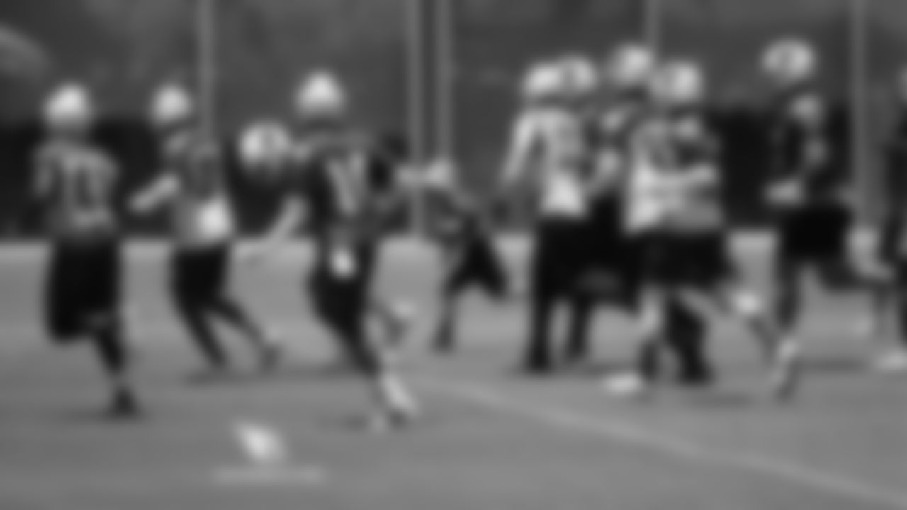 Erickson takes the handoff and turns the corner