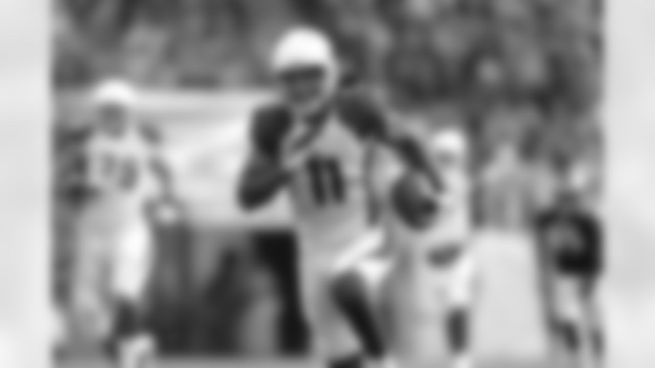 Larry Fitzgerald running for a touchdown.