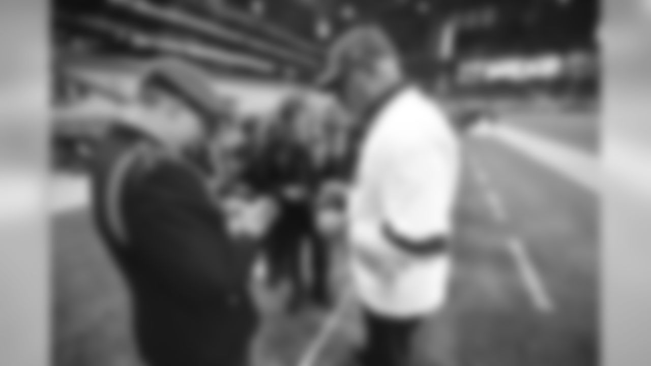 Arians meets with members of the military before the Chiefs game