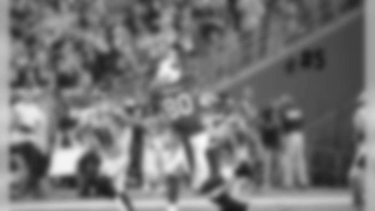 TE Ifeanyi Momah makes the catch on the pass from QB Carson Palmer