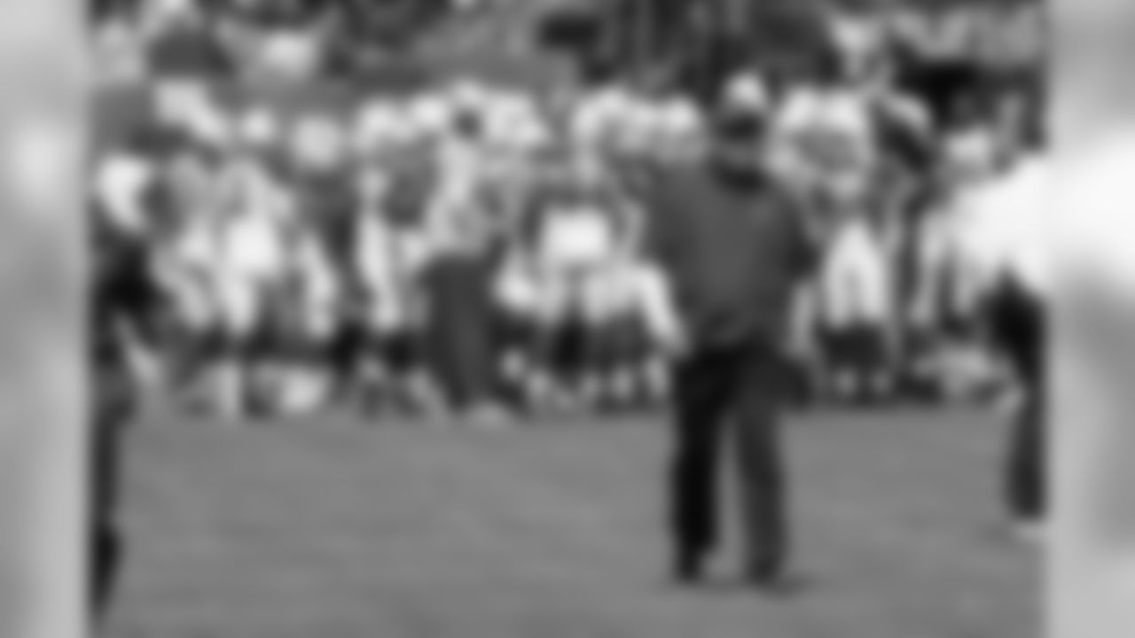 The players huddle behind Bruce Arians before the Giants game