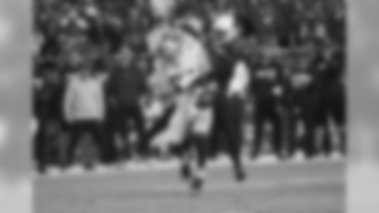 S Budda Baker breaks up a pass intended for 49ers TE George Kittle.
