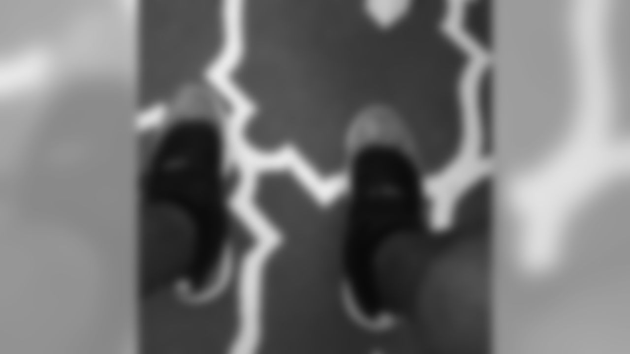 RB Jonathan Dwyer shows off his shoe game