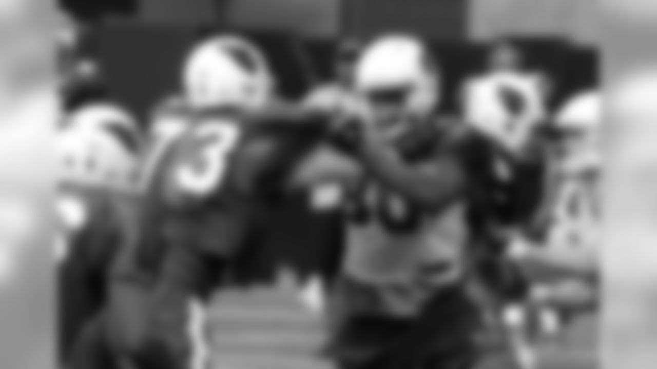 TE Ifeanyi Momah blocks DE Josh Mauro