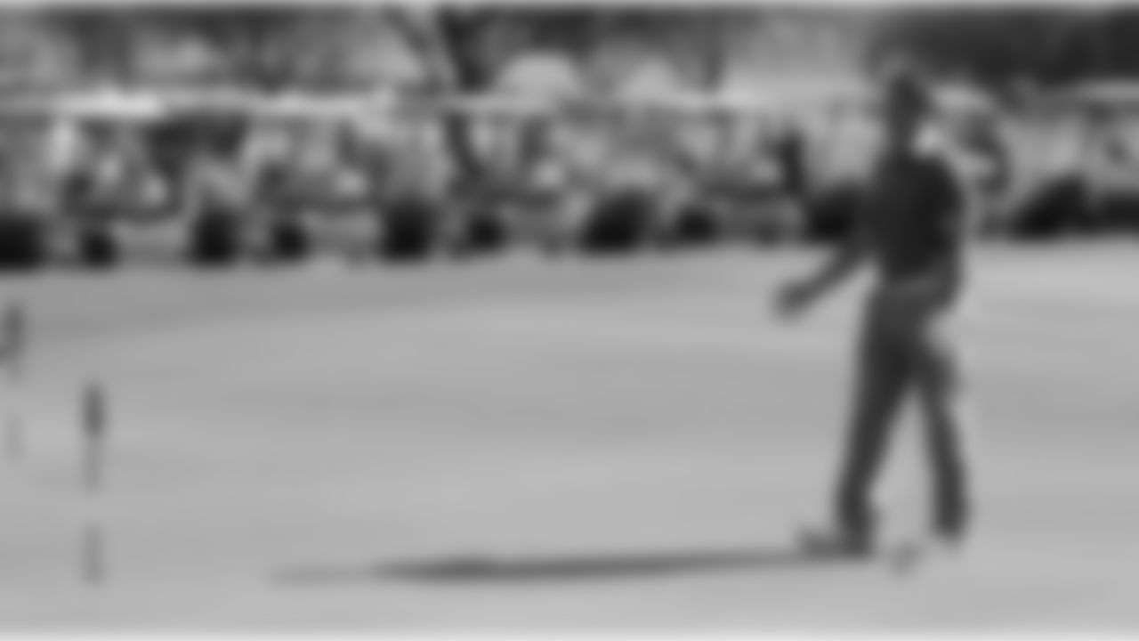 Jay Feely practices putting