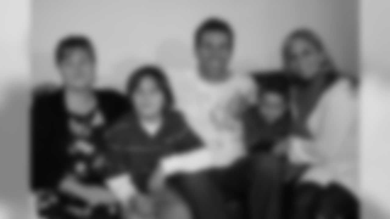 Kurt Warner hangs out with the kids relaxing on their brand new sofa.