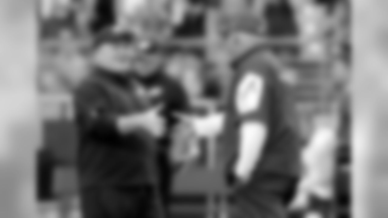 Bruce Arians and Eagles coach Chip Kelly shake hands before the game