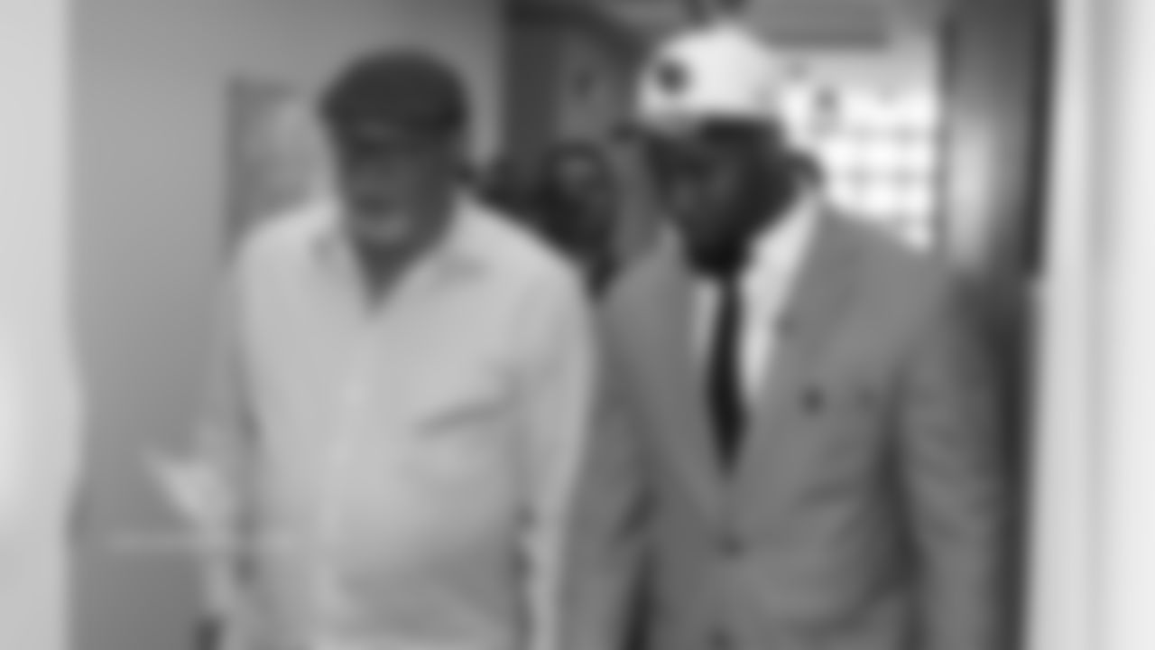 Reddick chats wth Bruce Arians