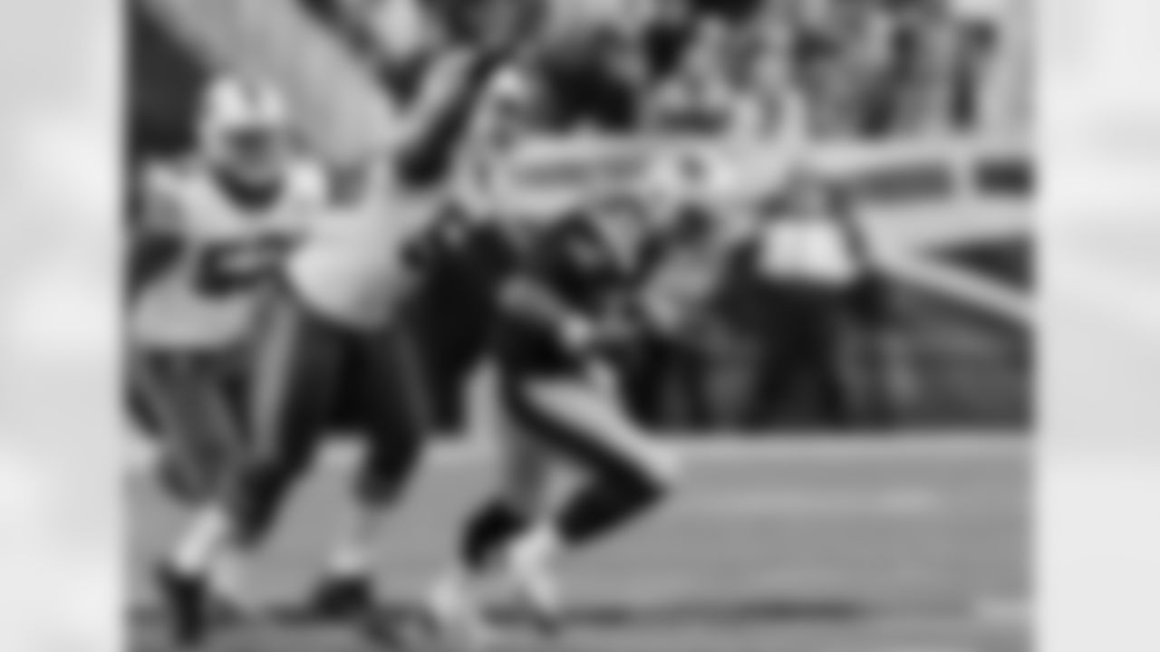 DE Jerry Hughes
