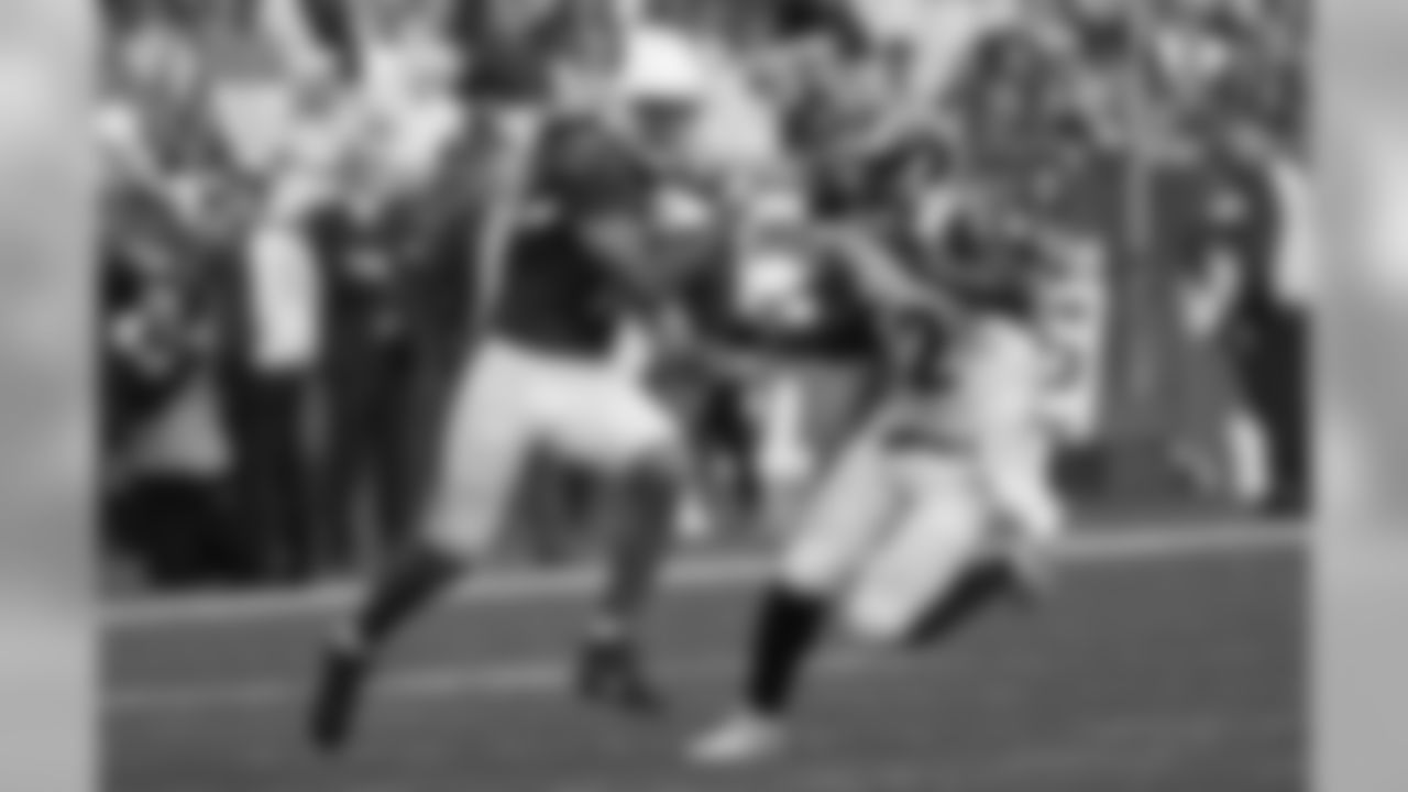 WR Larry Fitzgerald catches a pass