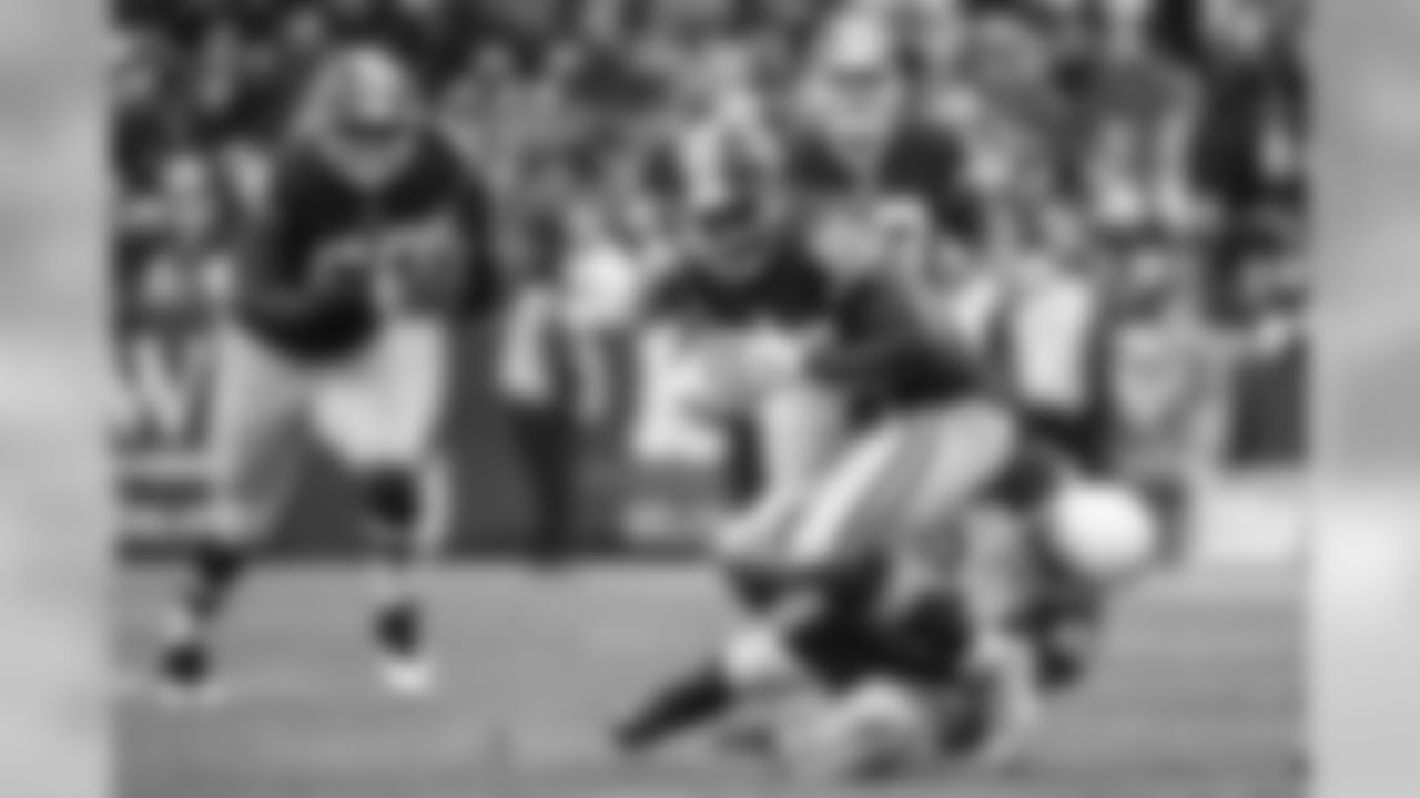 Redskins TE Vernon Davis secures the catch