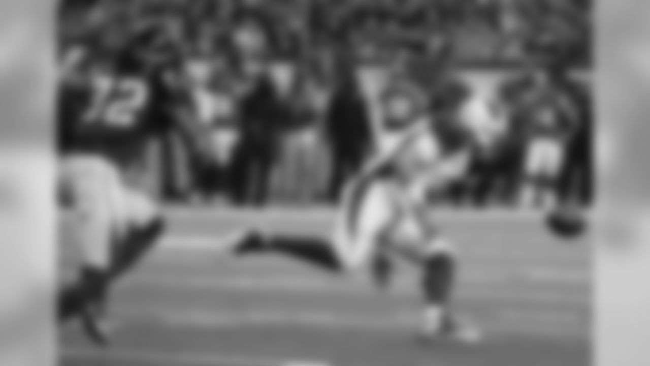 QB Carson Palmer runs to recover a bad snap